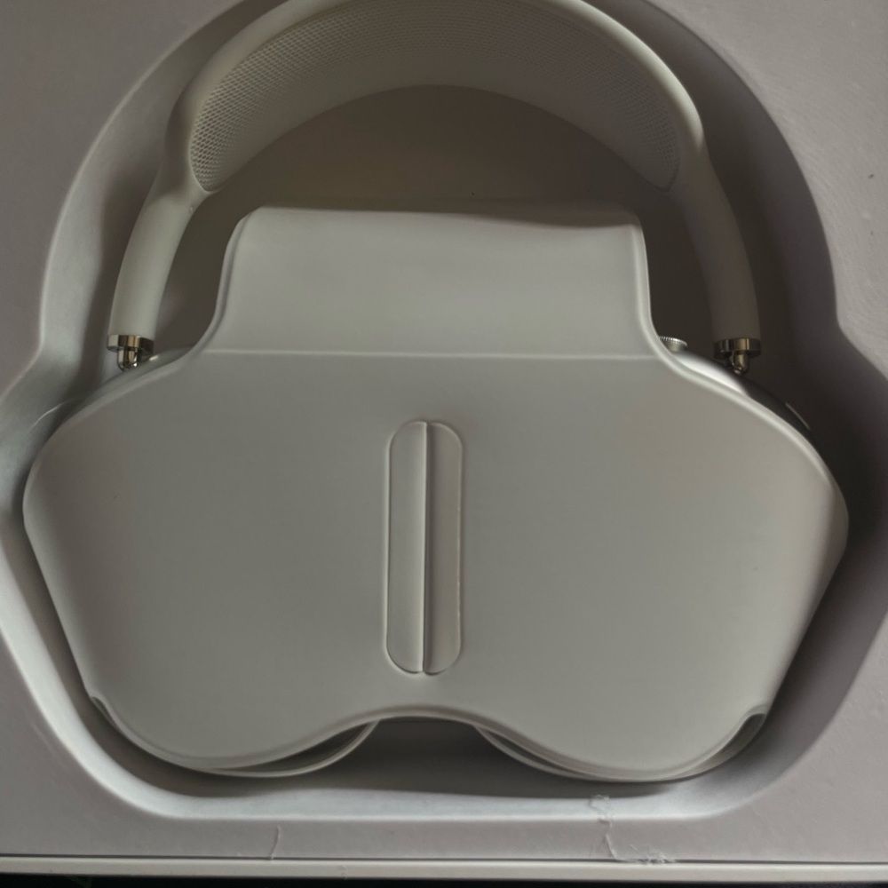 Silver Apple AirPods Max